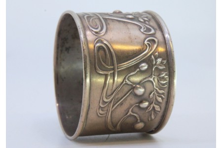 Argola de guardanapo em prata com motivos florais relevados envolvendo cartela para monograma.